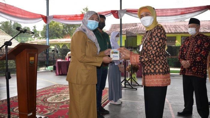 Pj.Gubernur Jambi Dr.Hari Nur Cahya Murni, M.Si meluncurkan program entrepreneur muda “Revitalisasi SMAN 5 Provinsi Jambi Menuju Generasi yang Kreatif dan Berdaya Saing Tinggi”.