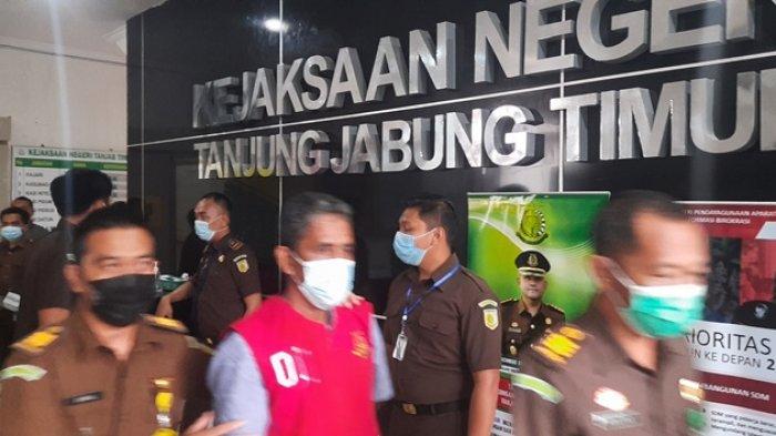 Pjs Kades Sungai Tering Kecamatan Nipah Panjang (rompi pink) saat dibawa petugas Kejari Tanjung Jabung Timur untuk pelimpahan tahap dua.