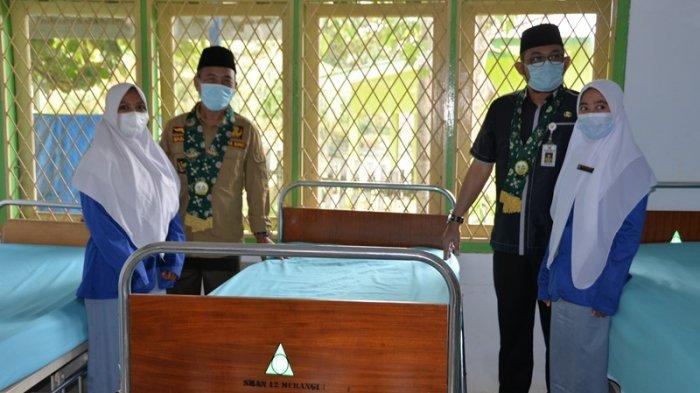 Plh.Gubernur Jambi Sudirman,SH,MH melakukan seremoni pelaksanaan pembelajaran tatap muka bagi satuan pendidikan SMA,SMK, dan SLB dalam provinsi Jambi berdasarkan adaptasi kebiasaan baru di masa pandemi covid -19.
