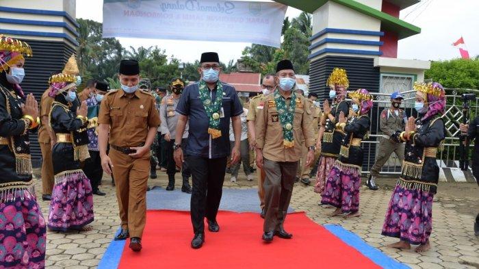 Plh.Gubernur Jambi Sudirman,SH,MH melakukan seremoni pelaksanaan pembelajaran tatap muka bagi satuan pendidikan SMA,SMK, dan SLB dalam provinsi Jambi berdasarkan adaptasi kebiasaan baru di masa pandemi covid -19.