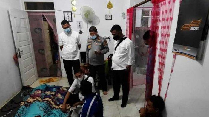Polsek Tenayan Raya dan tim Identifikasi Polresta Pekanbaru melakukan olah TKP pada kasus ibu bunuh dua anaknya lalu gantung diri di Jalan Palembang, Kelurahan Sialang Rampai, Kecamatan Tenayan Raya, Kota Pekanbaru, Riau, Senin (16/11/2020).