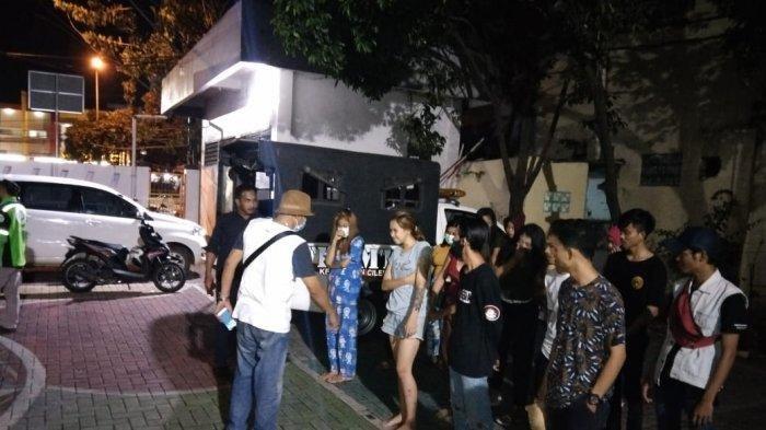 Pemerintah Kota Tangerang melalui Kecamatan Ciledug melakukan penggerebekan pada Senin (22/3/2021) malam. Dari hasil penggerebakan ini diamankan belasan remaja yang terlibat praktik prostitusi.