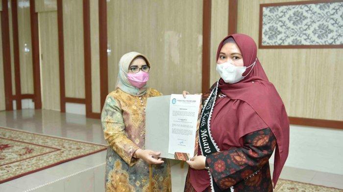 Bunda Paud Provinsi Jambi Hj Rahima Fachrori melantik Bupati Muaro Jambi, Hj Masnah Busro sebagai Bunda PAUD kabupaten Muaro Jambi, Senin (1/2/2021).