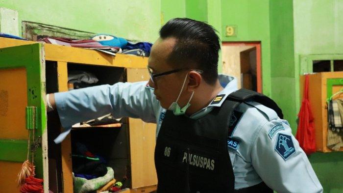 Terkait adanya informasi peredaran narkoba di dalam Lapas. Pihak lapas Kelas IIA Jambi, langsung merespon dengan melakukan razia.