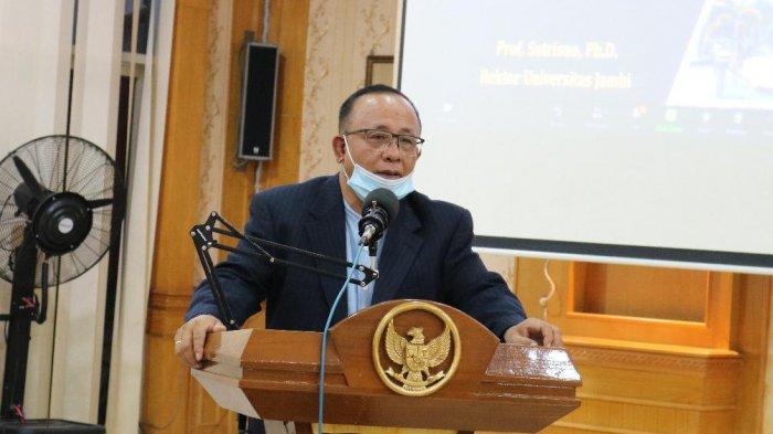 Rektor universitas jambi Prof Drs.H.Sutrisno, M.Sc.,Ph.D memberikan kata sambutan pada penerimaan mahasiswa peserta PERMATA-SAKTI tahun 2020