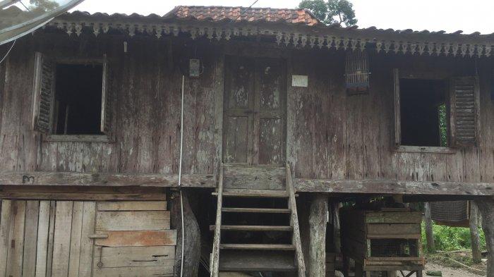 Rumah tua di Desa Pulau, Kecamatan Muara Tembesi, Kabupaten Batanghari