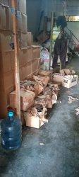 Sebuah toko yang kesehariannya menjual sembako digerebek oleh tim dari Satpol PP Kabupaten Bungo, TNI, Polri dan Kejaksaan Bungo. Sabtu (24/7) malam.