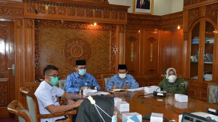 Sekretaris Daerah Provinsi Jambi, H Sudirman, SH MH menghadiri rapat pencegahan korupsi BUMD Provinsi Jambi bersama KPK secara virtual, Rabu (17/3/2021).