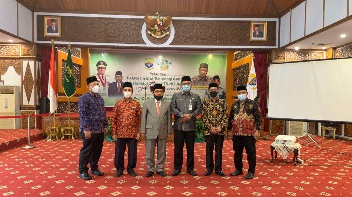 Sekretaris Daerah Provinsi Jambi, H Sudirman, SH,MH yang mewakili Gubernur Jambi, Dr Drs H Fachrori Umar, M.Hum dalam pelantikan Rektor Institut Teknologi dan Sains Nahdlatul Ulama (ITS-NU Jambi)