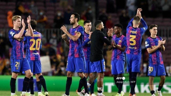 Skuad Barcelona merayakan gol rekan setimnya di laga Liga Spanyol