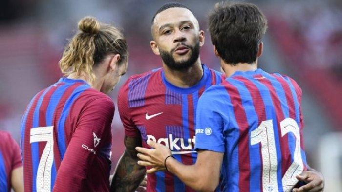Striker Barcelona Memphis Depay merayakan golnya bersama rekannya di tim usai mencetak gol ke gawang Stuttgart di laga persahabatan, Minggu (1/8/2021) dini hari WIB.
