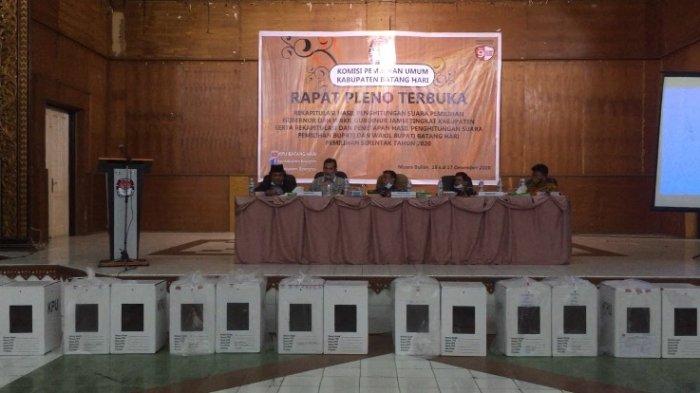 Suasana di dalam gedung Pemuda. Pleno Rekapitulasi Hasil Pilkada Batanghari dan Pilgub Jambi Kondusif, Saksi 3 Paslon Hadir Semua