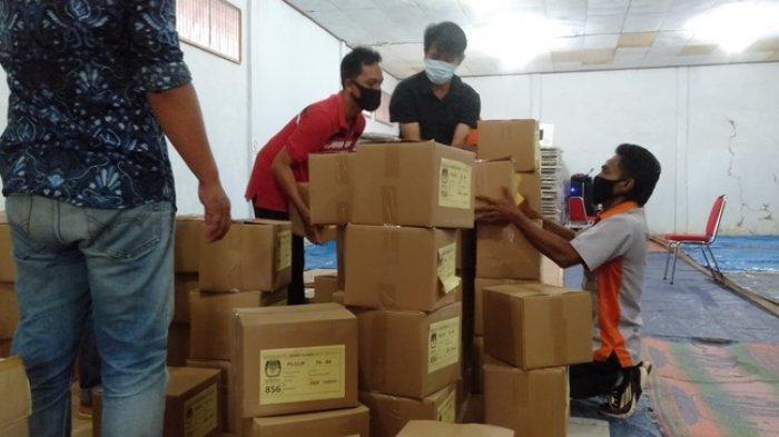 Di Kantor KPU Tanjabtim surat suara yang masuk langsung dilakukan pembongkaran surat suara, dari truk pengangkut menuju gudang KPU, dan dikawal ketat aparat kepolisian