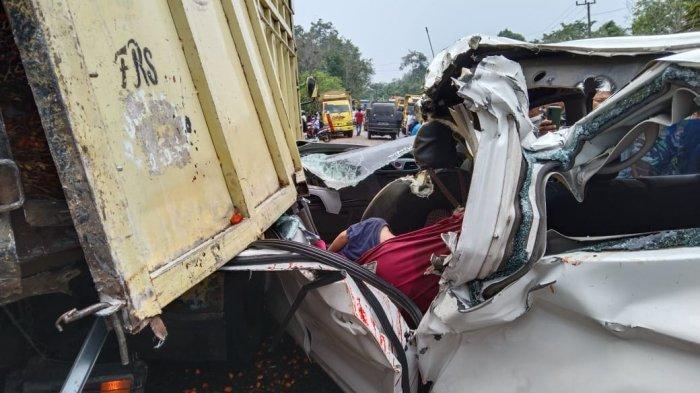 Tabrak truk yang lagi ganti ban, 2 penumpang inibus asal Sarolangun tewas di Jalinsum, Bungo.