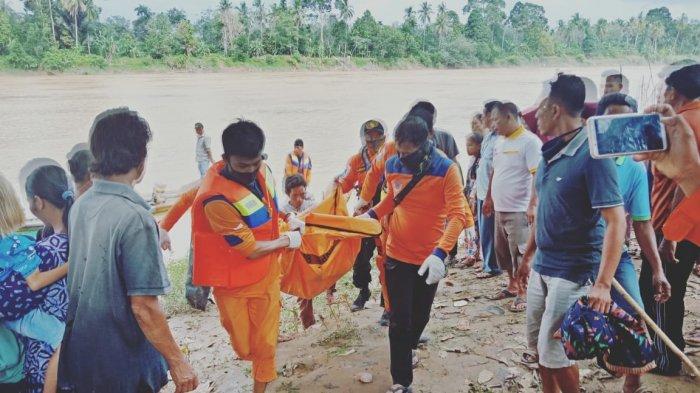 Tim SAR gabungan membawa Jasad Roslaida (55), warga Desa Jelutih RT 05 yang tenggelam di Sungai Tembesi.