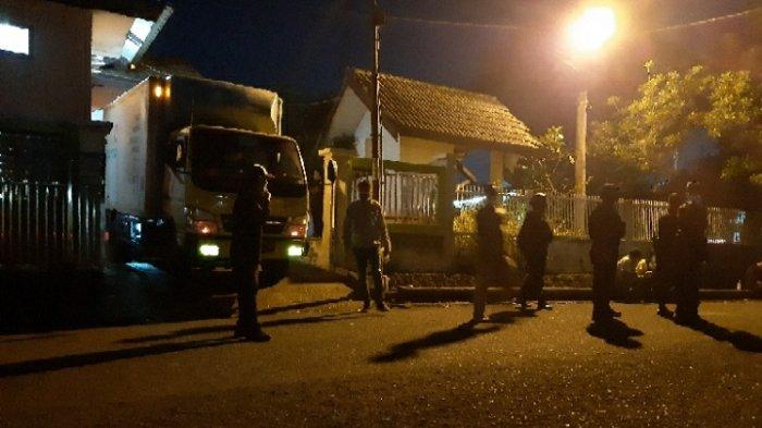 Dengan pengawalan ketat dari satuan Brimob Polda Jambi vaksin Covid-19 tiba di gudang penyimpanan vaksin provinsi Jambi, pukul 17.45 WIB Senin (4/1/2020).