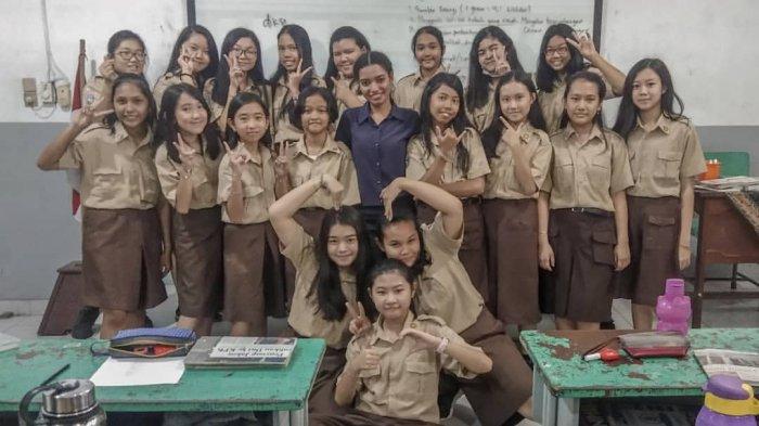 Valentina Nimu, seorang guru Bahasa Indonesia di SMP Xaverius 1 Jambi, bersama murid-muridnya. Ia memiliki hobi unik nan keren yakni hobi dance.