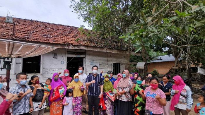 Wakil Ketua Komisi VIII DPR RI, Ihsan Yunus, mengunjungi Desa Singkawang, Kabupaten Batanghari, Provinsi Jambi, Jumat (27/11/ 2020). Kunjungan tersebut guna memantau penyaluran dana Program Keluarga Harapan (PKH) kepada warga Suku Anak Dalam (SAD) dan warga setempat.