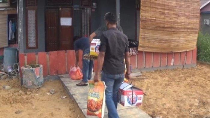 Warga Kompleks BTN Pertama Hijau IV Kecamatan Tungkal Ilir, membantu keluarga yang menjalani isolasi mandiri