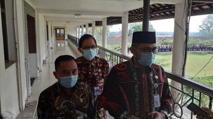Sekda provinsi jambi Sudirman didampingi Kadis kesehatan provinsi dan kabid Promkes sedang memberikan keterangan pada awak media