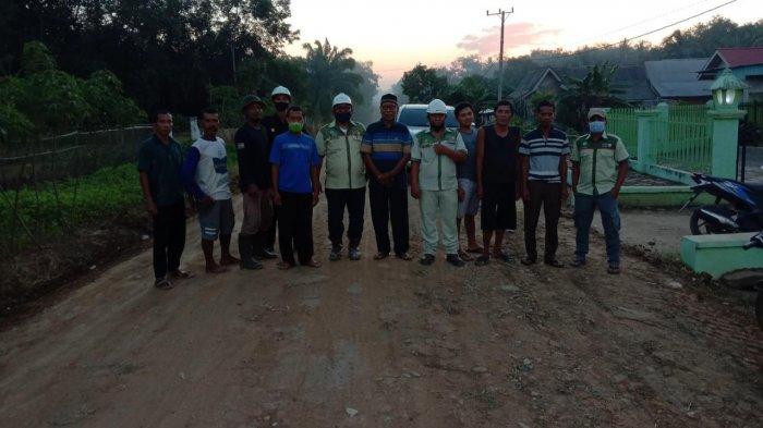 Wujudkan kontribusi nyata, PT Selaras Mitra Sarimba perbaiki akses jalan dengan penimbunan jalan berlubang di Desa Sumber Agung