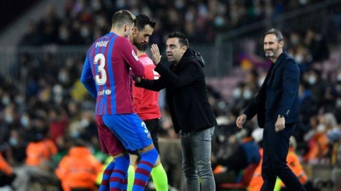 Xavi Hernandez, pelatih Barcelona memberikan arahan ke dua bek veteran tim Catalan itu di pinggir lapangan