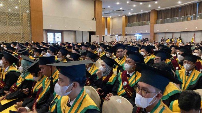 175 lulusan lainnya menjalani prosesi Sidang Senat Terbuka Poli Furnika Kendal dalam Wisuda Angkatan Ke-2 pada Senin (28/11/2022) di MG Suites Hotel Semarang Town Square (Setos) Kota Semarang.