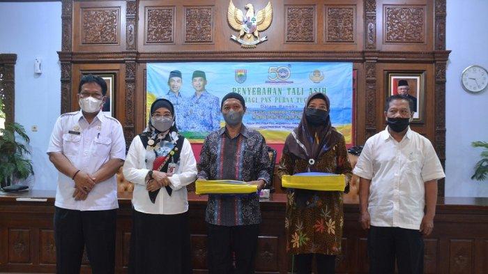 Sebanyak 99 Aparatur Sipil Negara (ASN) Purna Tugas di lingkungan Pemerintahan Kabupaten Batang menerima tali asih dalam rangka Penyerahan Tali Asih kepada Anggota Purna Tugas di Aula Bupati, Kabupaten Batang, Rabu (24/11/2021).