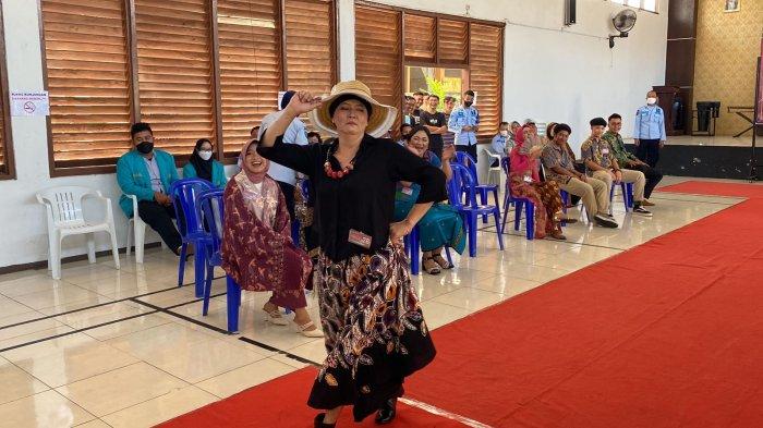 Narapidana Rutan Klas I Solo saat unjuk kebolehan fashion show yang diselenggarakan dalam rangka memperingati Hari Kemerdekaan ke 77 RI, Kamis (11/8/2022).