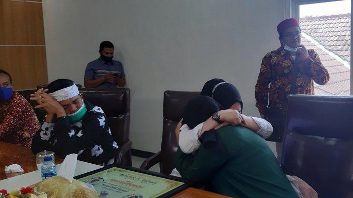 Agesti Ayu Wulandari (19) di pelukan ibunya Sumiyatun saat bertemu di Kejaksaan Negeri Demak, Rabu (13/01/2021).