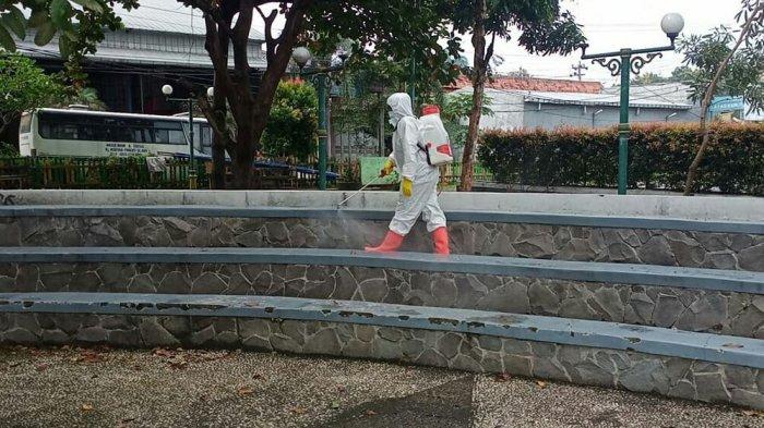 Foto anggota dari PMI Kabupaten Tegal sedang melakukan giat penyemprotan disinfektan menyasar beberapa fasilitas umum. Kegiatan ini bertujuan untuk menekan angka penyebaran Covid-19 yang masih terjadi di Kabupaten Tegal.