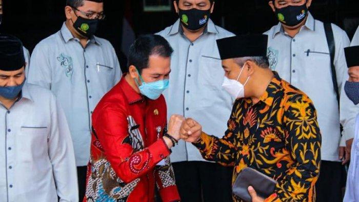 Plt Bupati Kudus HM Hartopo menghadiri pelantikan Badan Koordinasi Lembaga Pendidikan Al-Qur'an (Badko LPQ) Kabupaten Kudus periode tahun 2021 - 2026 di ruang rapat lantai IV gedung Setda Kudus pada Selasa (9/3). Para pengurus baru tersebut dilantik Wakil Ketua IV Badko LPQ Provinsi Jawa Tengah, Dr. H. Multazam Ahmad.