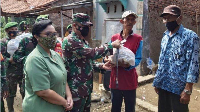 Komandan Kodim 0710 Pekalongan Letkol Czi Hamonangan Lumban Toruan (tengah) memberikan bansos di Dusun Simonet, Desa Semut, Kecamatan Wonokerto, Kabupaten Pekalongan.