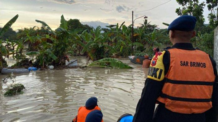 Kondisi banjir di Perumahan Dinar Indah Meteseh, Kecamatan Tembalang, Kota Semarang, diterjang banjir bandang dari luapan Kali Babon, Jumat (6/1/2023).