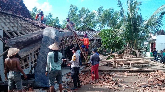 Warga bersama personel TNI-Polri membereskan puing-puing rumah warga di Dukuhseti yang kemarin roboh diterjang banjir bandang dan angin kencang.