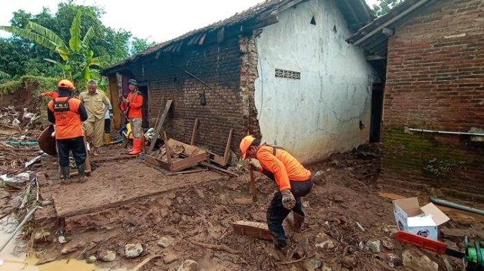 Warga dan relawan bergotong-royong membereskan puing-puing bangunan pasca banjir bandang di Desa Tunjungrejo, Kecamatan Margoyoso, Kabupaten Pati, Selasa (28/6/2022).