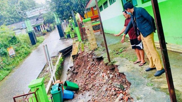 Jajaran Disdikbud Kendal melakukan pengecekan sekolah yang terdampak longsor, Minggu (7/2/2021).