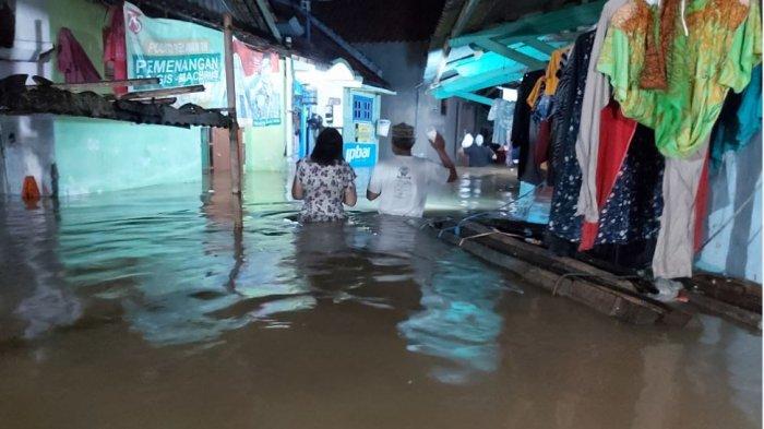 Banjir di wilayah Sampangan, Kota Pekalongan, Jawa Tengah, Minggu (7/2/2021) malam.