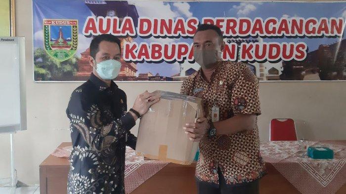 Sejumlah karyawan di Dinas Perdagangan Kudus yang terdampak banjir mendapat bantuan dari Kementrian Perdagangan. Penyerahan bantuan secara simbolis berlangsung di Aula Dinas Perdagangan. Hadir pula dalam kesempatan tersebut, Pelaksana Tugas (Plt) Bupati Kudus HM Hartopo.