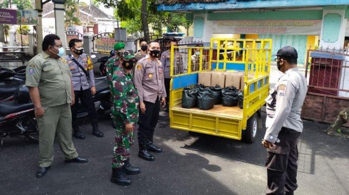 Forkopimcam Kecamatan Colomadu Kabupaten Karanganyar memberikan bantuan sembako bagi warga yang menjalani isolasi mandiri di Desa Paulan.