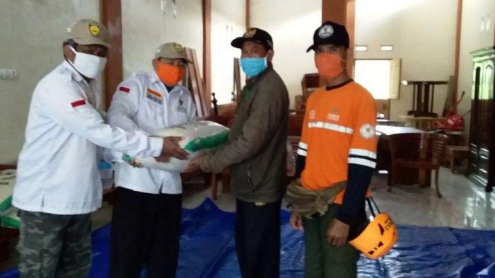 Wakil Bupati Kendal terpilih Windu Suko Basuki memberikan bantuan beras kepada warga terdampak banjir di Kelurahan Langenharjo, Senin (8/2/2021).