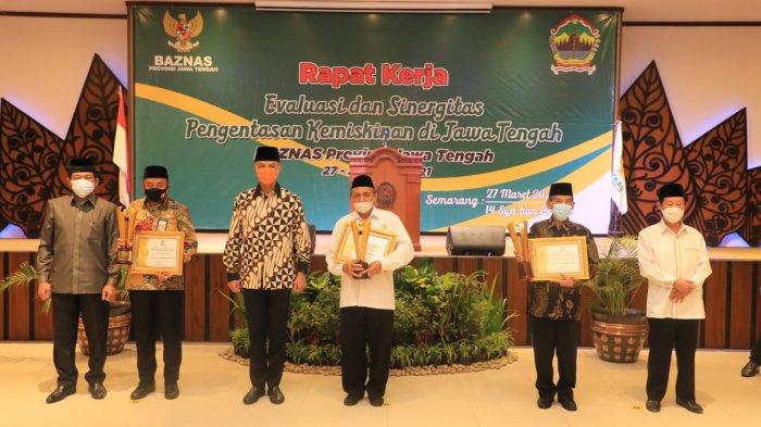 Bupati Tatto Suwarto Pamuji berfoto bersama dengan Gubernur Jawa Tengah beserta Ketua BAZNAS RI Noor Achmad dan juga para penerima penghargaan lain.