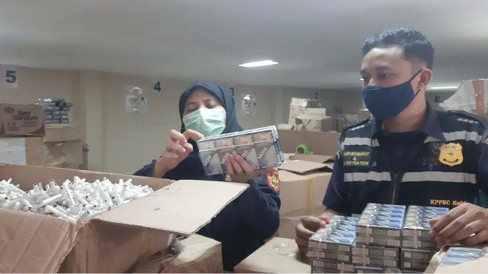 Bea Cukai Kudus menunjukkan barang bukti rokok ilegal yang diamankan.