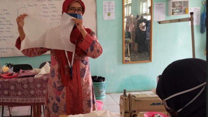 Para peserta Balai Latihan Kerja Dinas Ketenagakerjaan (BLK Disnaker) Kabupaten Batang sedang mempersiapkan diri untuk mengikuti uji kompetensi yang akan diselenggarakan Badan Nasional Sertifikasi Profesi (BNSP), Jumat (2/4/2021)