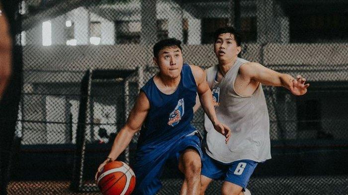 Pemain bola basket Satya Wacana Saints Salatiga saat bermain dalam sebuah pertandingan.