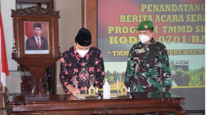 Bupati Banyumas Achmad Husein dan Dandim 0701 Banyumas, Letkol Inf Chandra, di Pendopo Si Panji Purwokerto, saat menandatangani berita acara pelaksanaan TMMD Sengkuyung Tahap I, pada Selasa (2/3/2021).