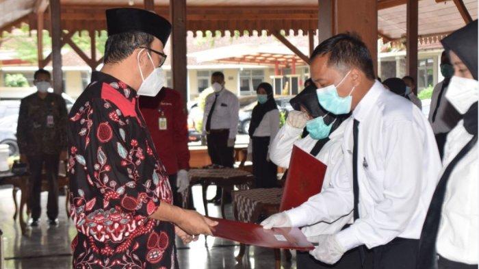 Bupati Banyumas, Achmad Husein saat melantik Pegawai Pemerintah Dengan Perjanjian Kerja (PPPK) di Pendopo Si Panji Purwokerto, pada Rabu (10/2/2021).