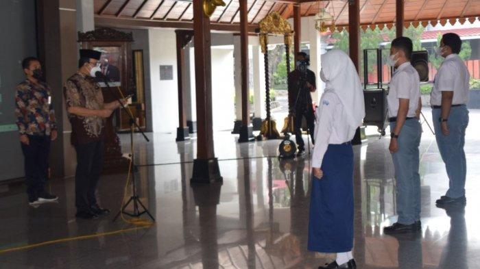 Bupati Banyumas Achmad Husein saat melantik kepengurusan Forum Anak Banyumas masa bakti 2021-2022, pada Rabu (10/3/2021).