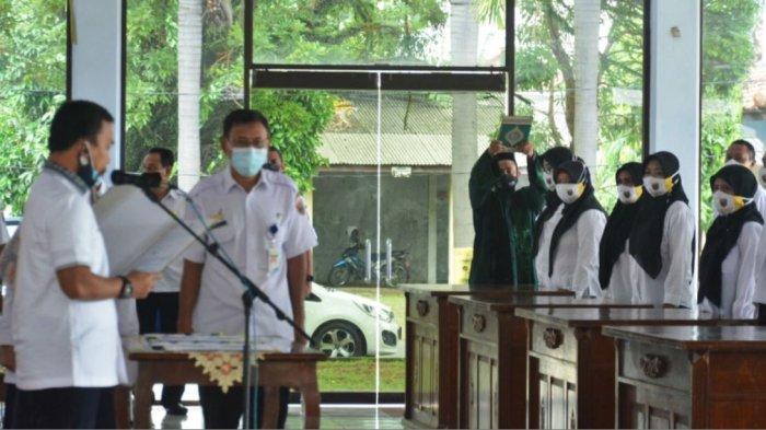 Bupati Batang Wihaji saat menyerahkan Surat Keputusan (SK) Pegawai Pemerintah dengan Perjanjian Kerja (P3K) di Pendopo Kabupaten Batang, Rabu (10/2/2021).