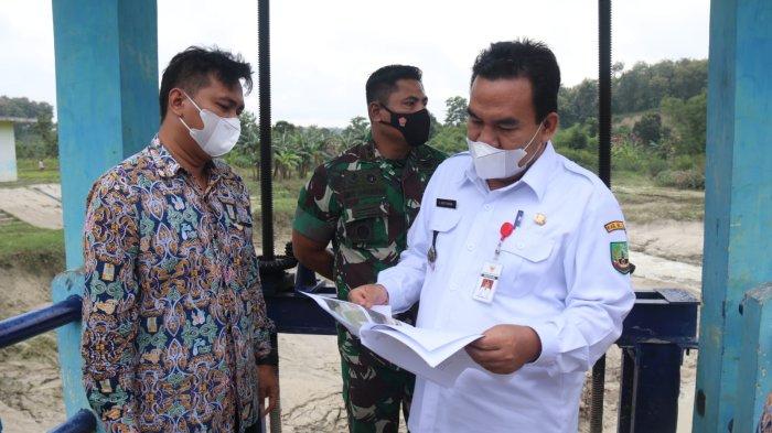 Bupati Blora Arief Rohman berdiskusi di sekitar pintu air embung Kemadoh, Desa Jegong, Kecamatan Jati, Kabupaten Blora bersama Dinas PUPR dan petugas BBWS Bengawan Solo sambil melihat kondisi embung yang sedimentasinya sudah tinggi.